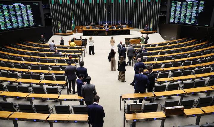 Câmara aprova uso de trajes tradicionais em fotos de documentos oficiais; acompanhe