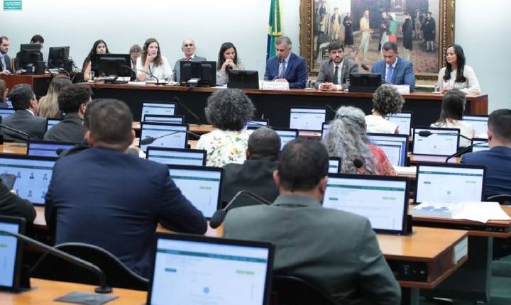 CCJ da Câmara adia análise da PEC da redução da maioridade penal
