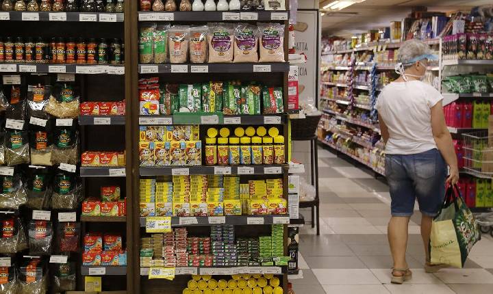 Fabricação de produto alimentício gerou mais emprego em 2024, diz IBGE