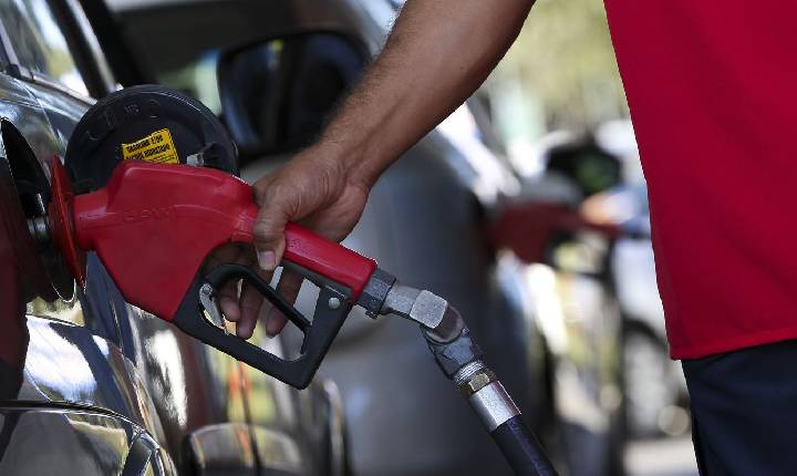 Governo adia reunião que pode aumentar etanol na gasolina para 32%