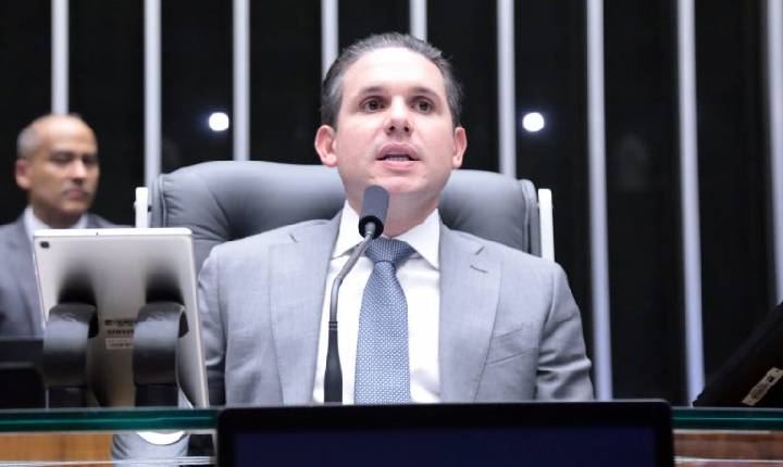 Motta condiciona votação sobre combustíveis à retirada de urgência de projeto da redução de jornada