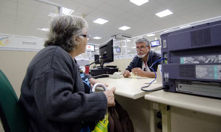 Projeto obriga órgãos públicos a criar espaços específicos para atender idosos