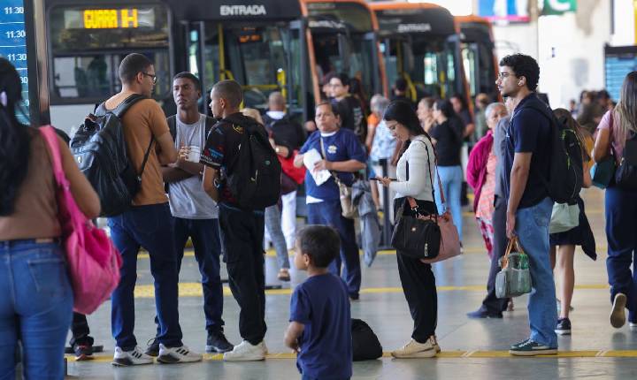 Setor de serviços fica estável em julho e sobe 2,4% em 12 meses