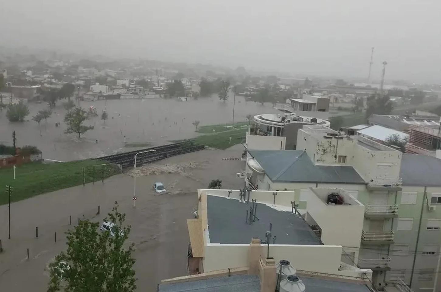 Chuvas torrenciais causam mortes e enchentes em Bahía Blanca, Argentina