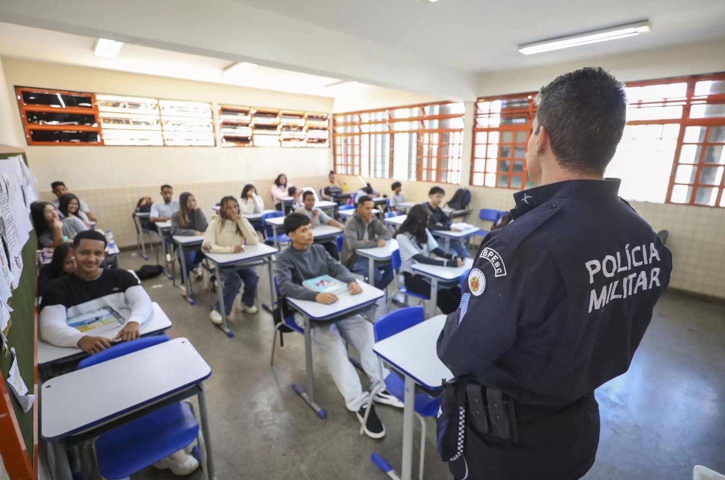 DF terá 50 escolas cívico militares até 2026, anuncia governador
