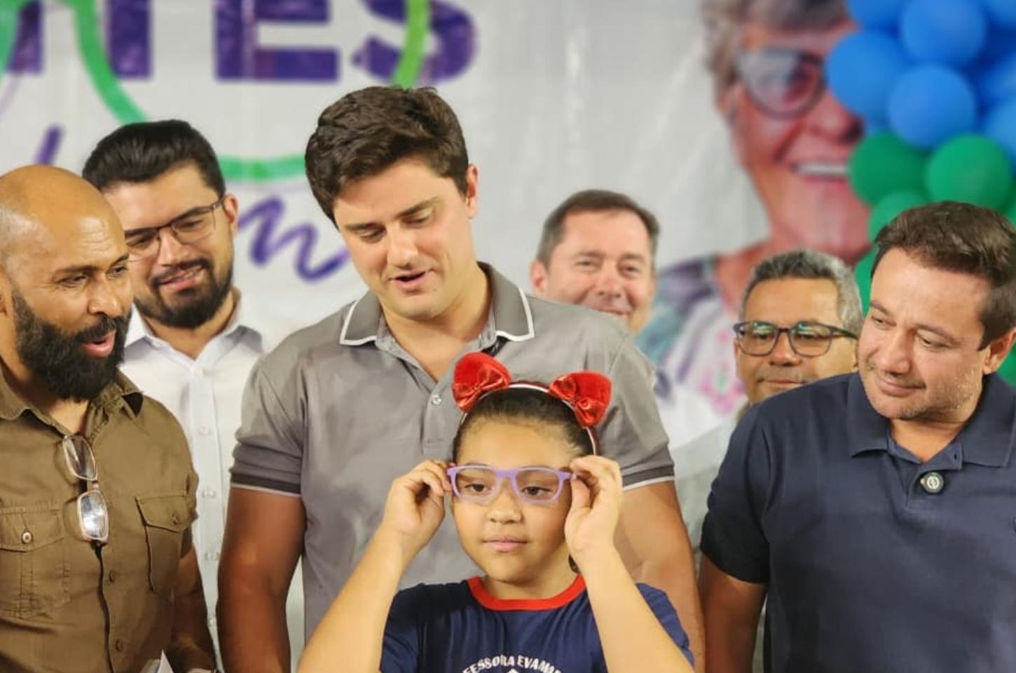 Luziânia entrega quase mil novos óculos a estudantes da rede municipal