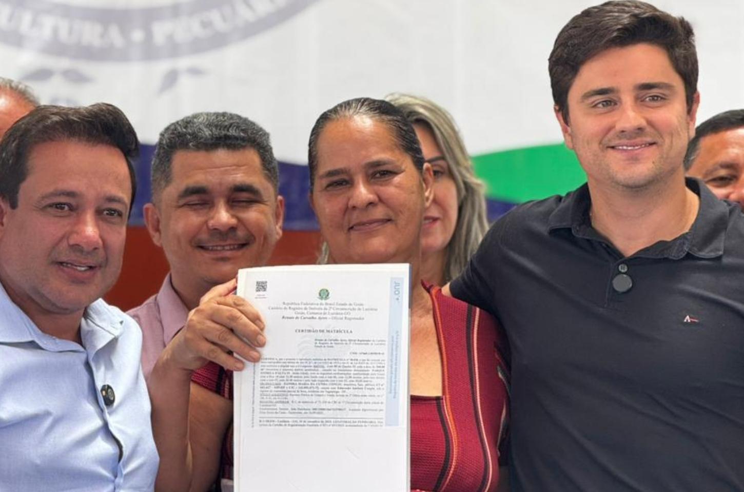 Moradores de Luziânia recebem documentos que oficializam posse de imóveis