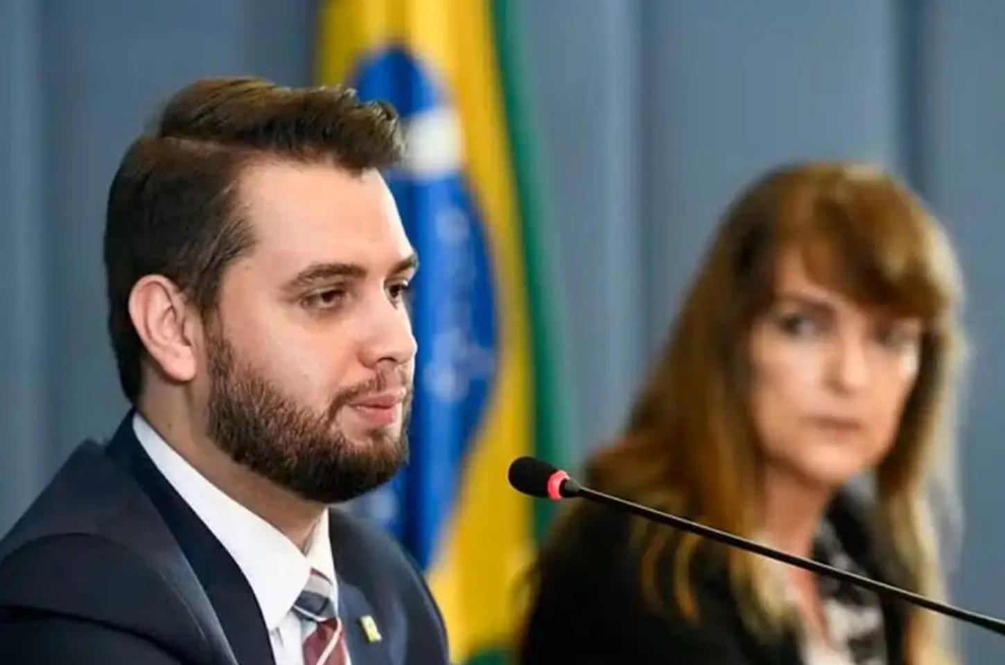 PF cumpre prisão domiciliar contra Filipe Martins por ordem do STF