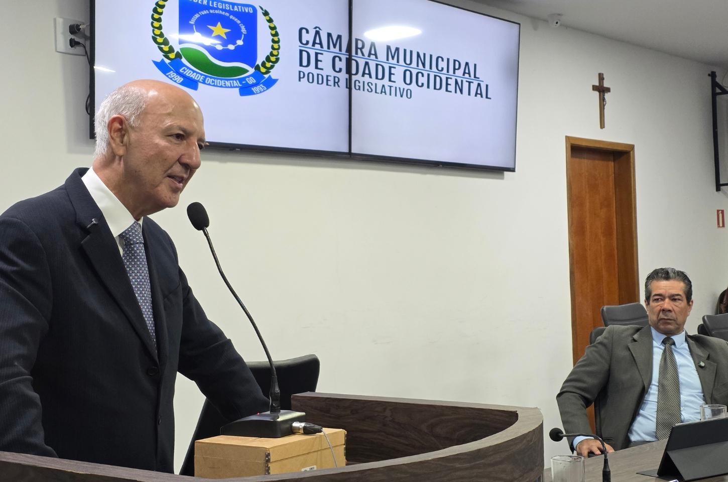 Arruda recebe comenda em sessão da Câmara de Cidade Ocidental
