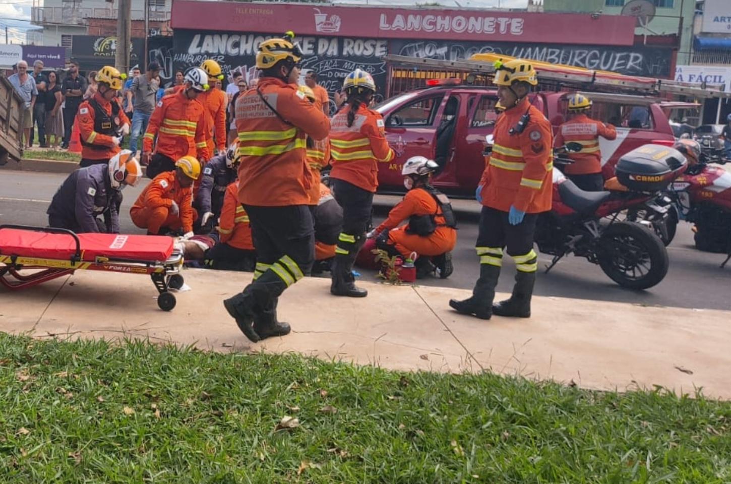 Jovem fica preso sob caminhão em Ceilândia
