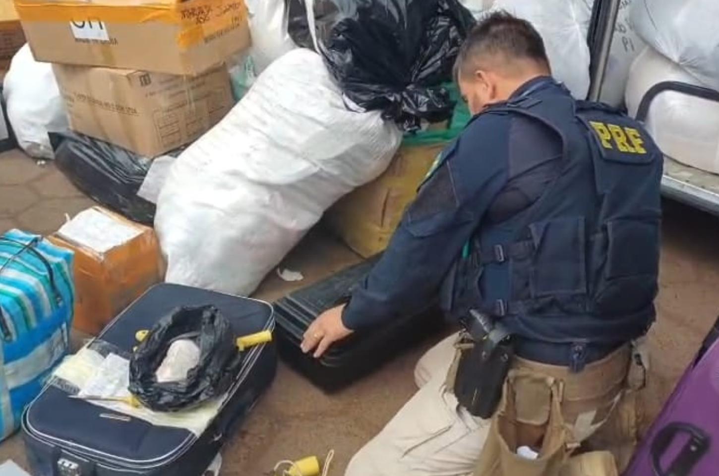 PRF encontra ossada e cinzas humanas em mala durante fiscalização na BR-020