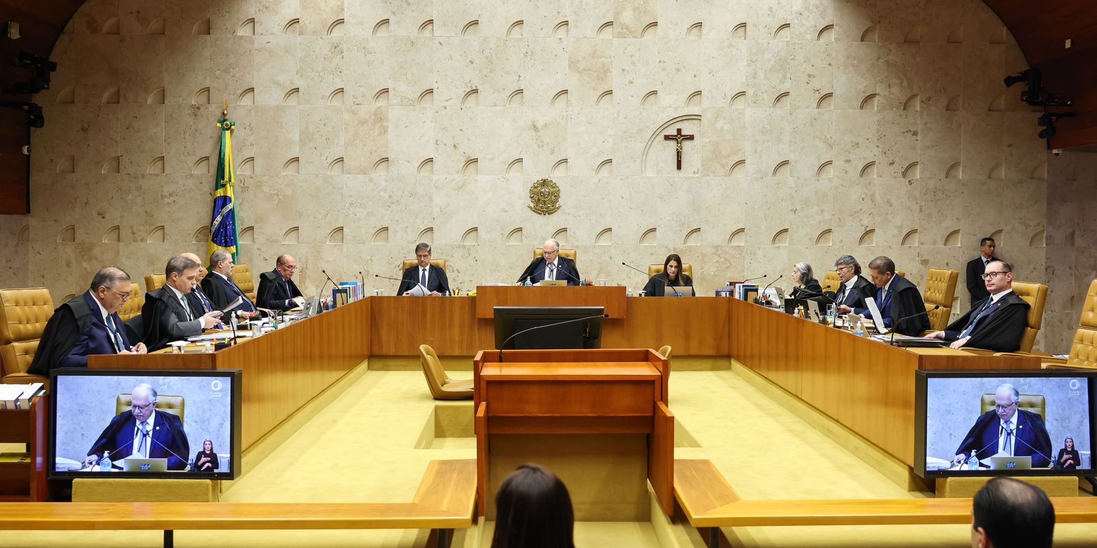 Dino e Zanin votam para julgar Moraes e Mendonça na mesma sessão